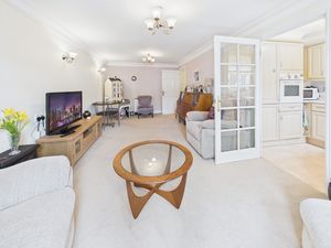 LIVING ROOM- click for photo gallery